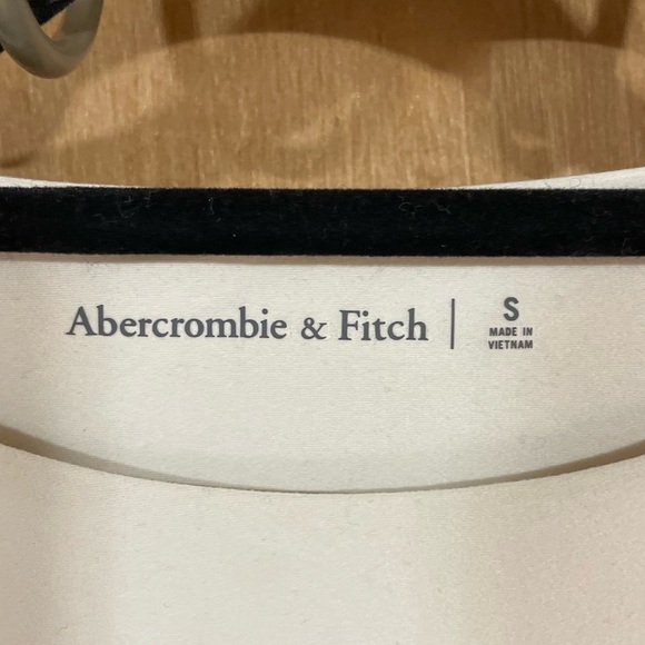 #66- ABERCROMBIE AND FITCH- Short-Sleeve Seamless Fabric Crew Bodysuit - Picture 3 of 3